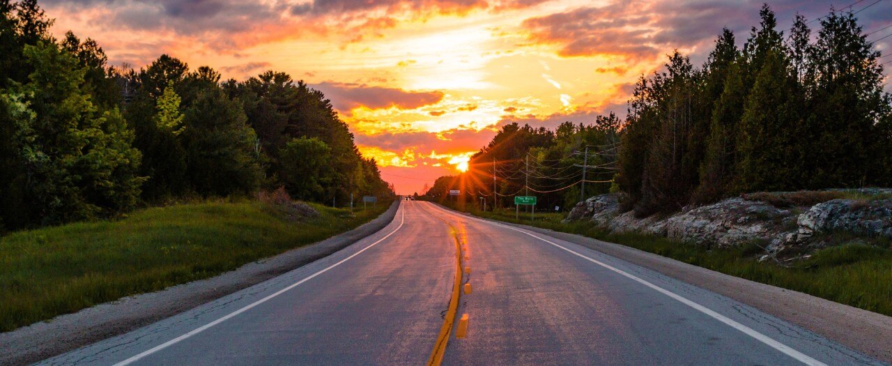 Straße im Sonnenuntergang